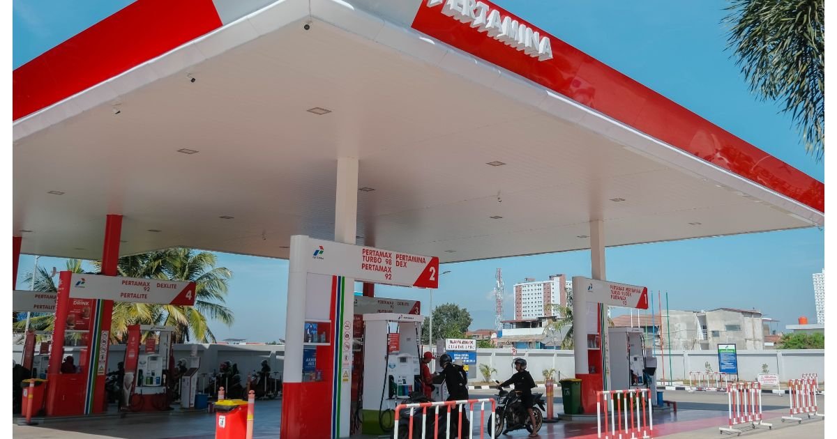 Ilustrasi: Pengendara motor sedang mengisi BBM Subsidi di SPBU.