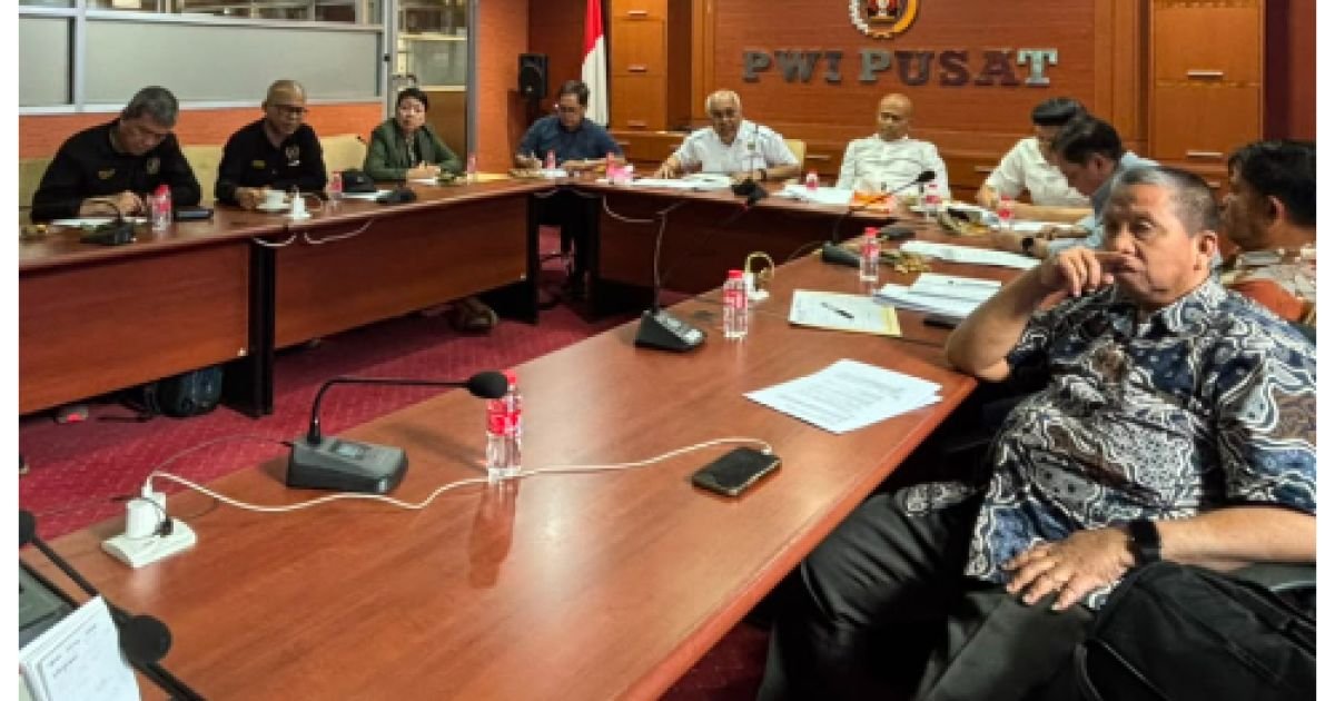 Rapat pembahasan Kartu Tanda Anggota (KTA) Biasa dan peningkatan status keanggotaan yang dipimpin Ketua Umum PWI Pusat, Akhmad Munir, di Kantor PWI Pusat, Jakarta, Kamis 9 Juli 2026.