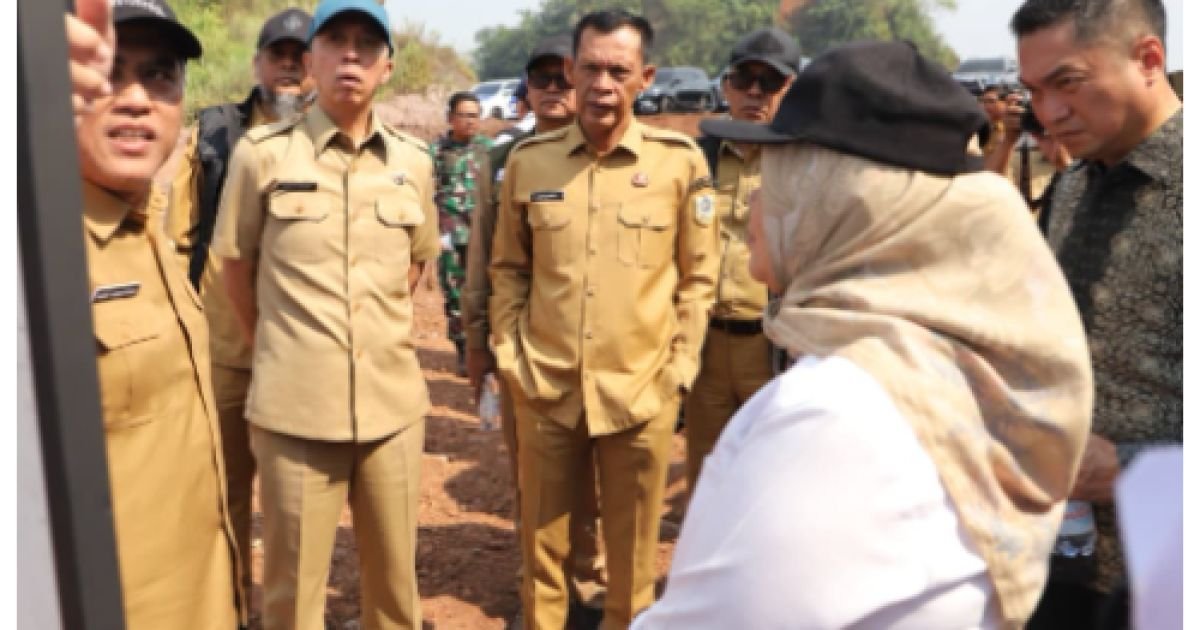 Wakil Bupati Bogor Jaro Ade bersama Wali Kota Bogor Dedi Rachim meninjau lokasi yang direncanakan menjadi pusat pengembangan PSEL dan BBMT di Desa Galuga, Kecamatan Cibungbulang, Kabupaten Bogor. Foto Diskominfo Kab Bogor