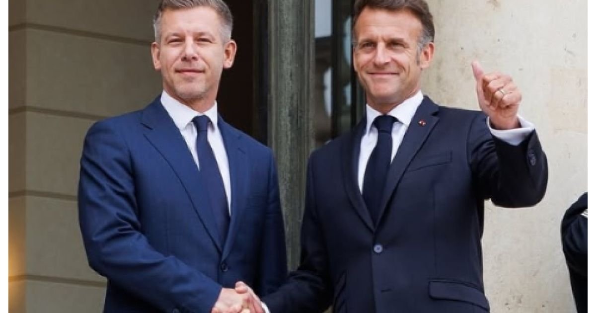 Presiden Prancis Emmanuel Macron (kanan).