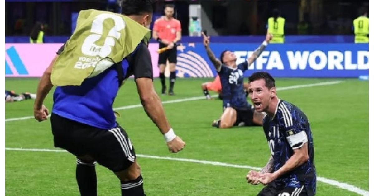 Skuad Timnas Argentina merayakan kemanangannya atas Inggris di babak semifinal Piala Dunia 2026.