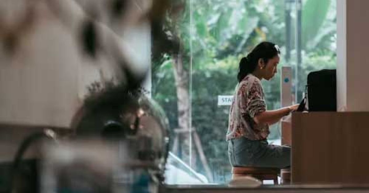 Ilustrasi cafe dekat Stasiun Depok untuk WFA.  (Unsplash.com/Raman)