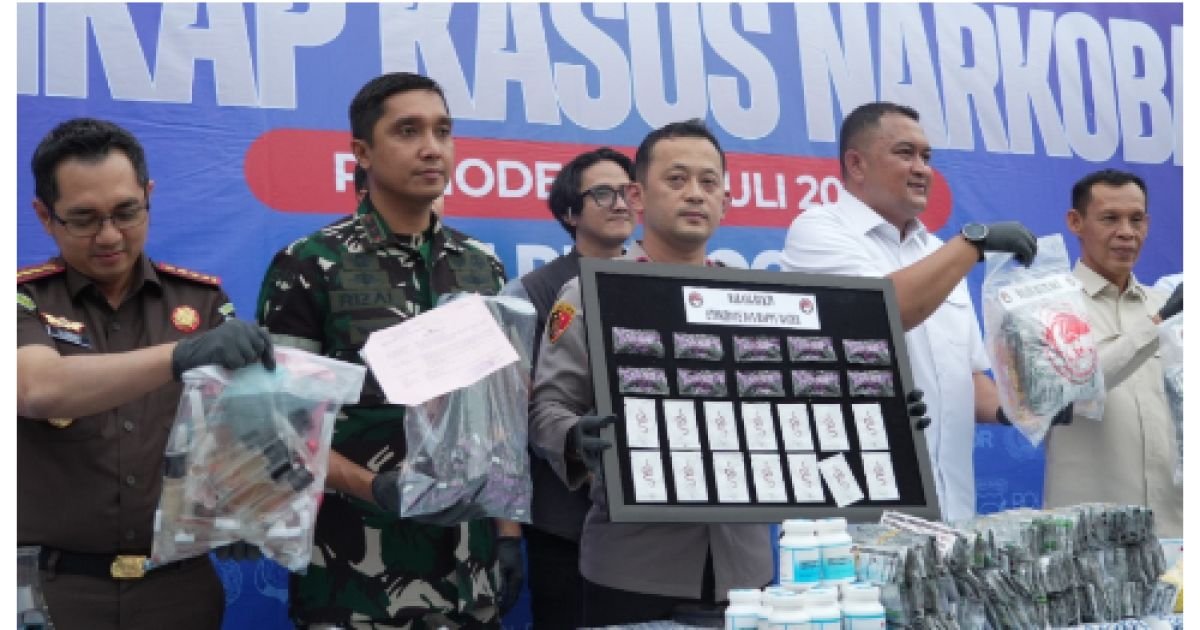 Kapolres Bogor bersama Bupati Bogor, dan Forkopimda menunjukan barang bukti narkoba hasil razia. Foto Humas Pemkab Bogor