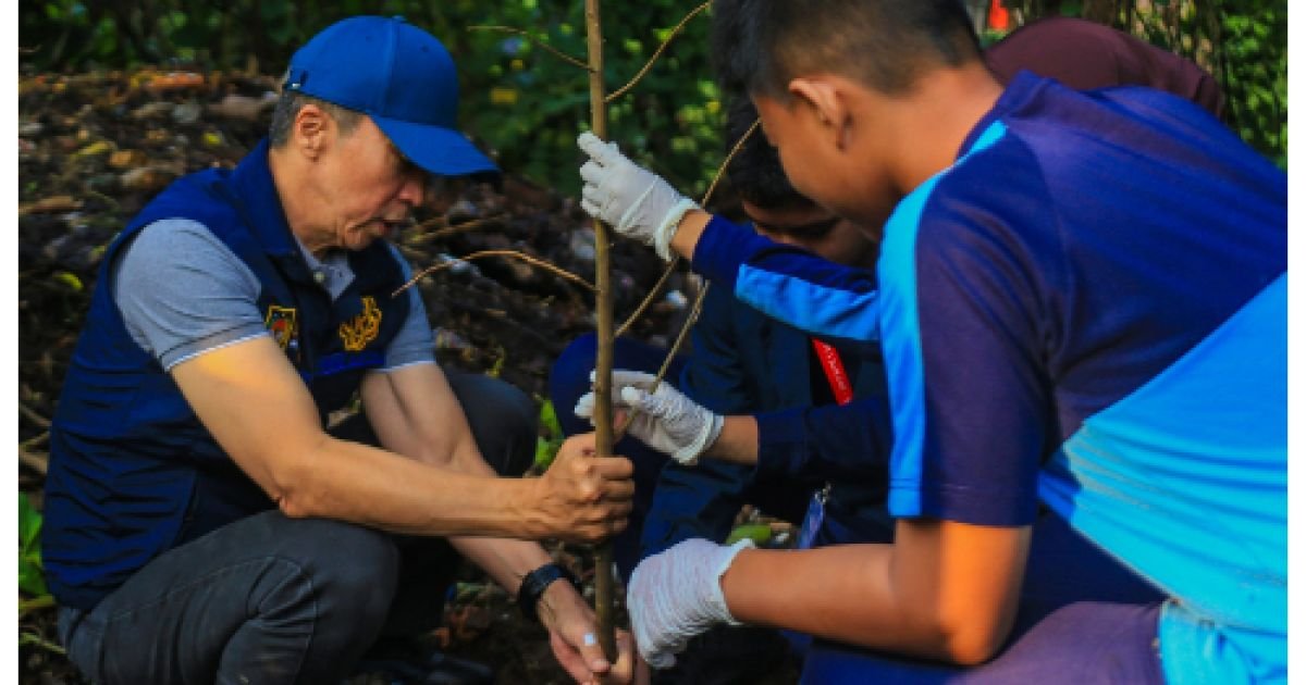 Wali Kota Bogor, Dedie A Rachim saat melakukan penanaman pohon dan kegiatan bersih-bersih sungai (korvei) di Kali Cipakancilan, Kecamatan Bogor Tengah, Kota Bogor, Selasa (21/7/2026). Foto Humas Pemkot Bogor