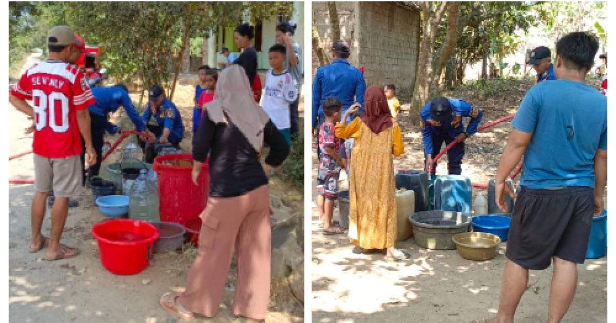 Petugas menyalurkan air bersih kepada masyarakat yang terdampak kekeringan di Kabupaten Bogor. Foto Humas Pemkab Bogor