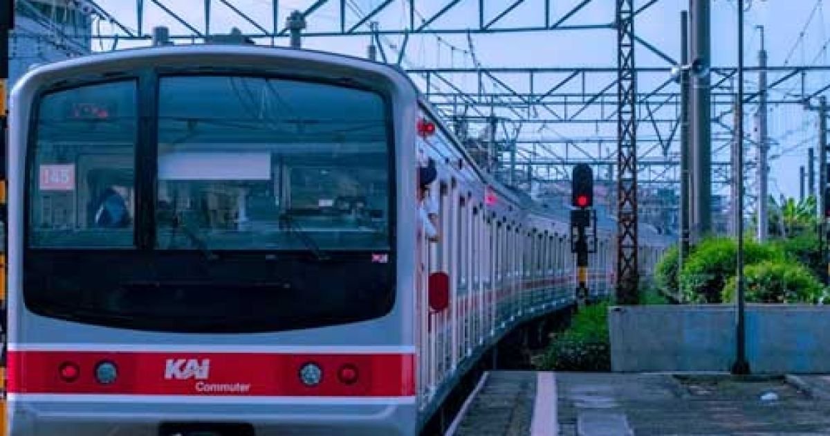 KAI Commuter mengungkap penyebab 6 KRL Bogor-Jakarta terlambat pagi ini. Kabel persinyalan dirusak sehingga perjalanan terganggu. (Unsplash.com/Faisal Hanafi