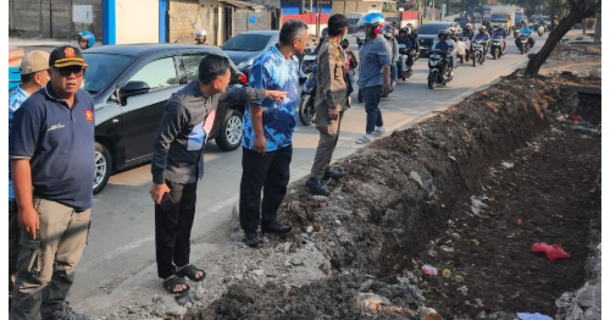 Petugas gabungan saat melakukan normalisasi Kali Angke 1, Kecamatan Kemang, Kabupaten Bogor, Jumat (24/7/2026). Foto Humas Pemkab Bogor
