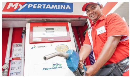 ILUSTRASI: Petugas SPBU Pertamina, sedang melayani pembelian BBM oleh masyarakat. Foto Instagram