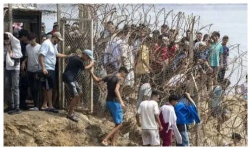 Imigran asal Maroko, yang berusaha memasuki wilayah kantong Spanyol di Ceuta, Afrika Utara.
