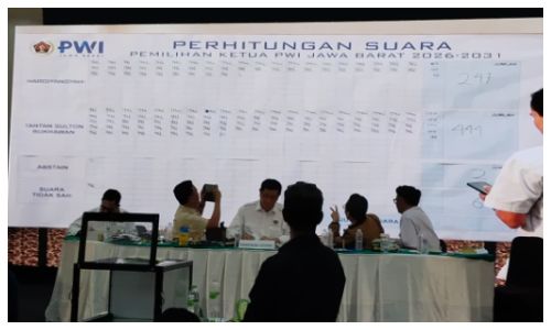 Proses perhitungan suara pemilihan Ketua PWI Jawa Barat, Rabu (12/8/2026) malam. Foto: Alpin/SinergiUpdate