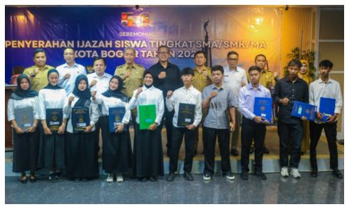 Wali Kota dan Ketua DPRD Bogor Serahkan Ijazah untuk 988 Siswa Prasejahtera