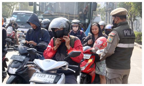 Antisipasi Abu Vulkanik Gunung Anak Krakatau, Satpol PP Jakarta Barat Bagikan 9.000 Masker