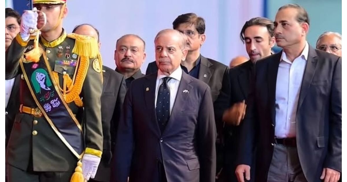 Hadir dalam Prosesi Pemakaman, Perdana Menteri Pakistan Sebut Ayatullah Ali Khamenei akan Dikenang Jutaan Umat Muslim