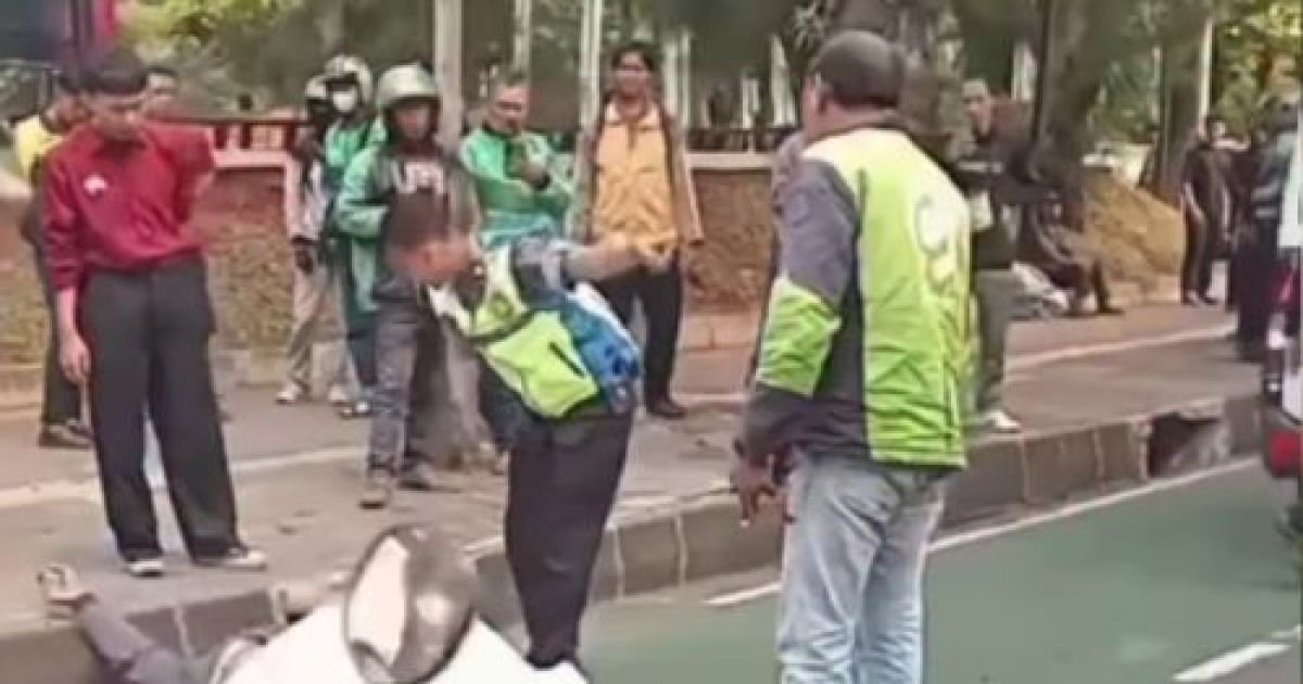 Kecelakaan di Semanggi Jakarta Selatan, Pengemudi Ojol Tersungkur di Tengah Jalan